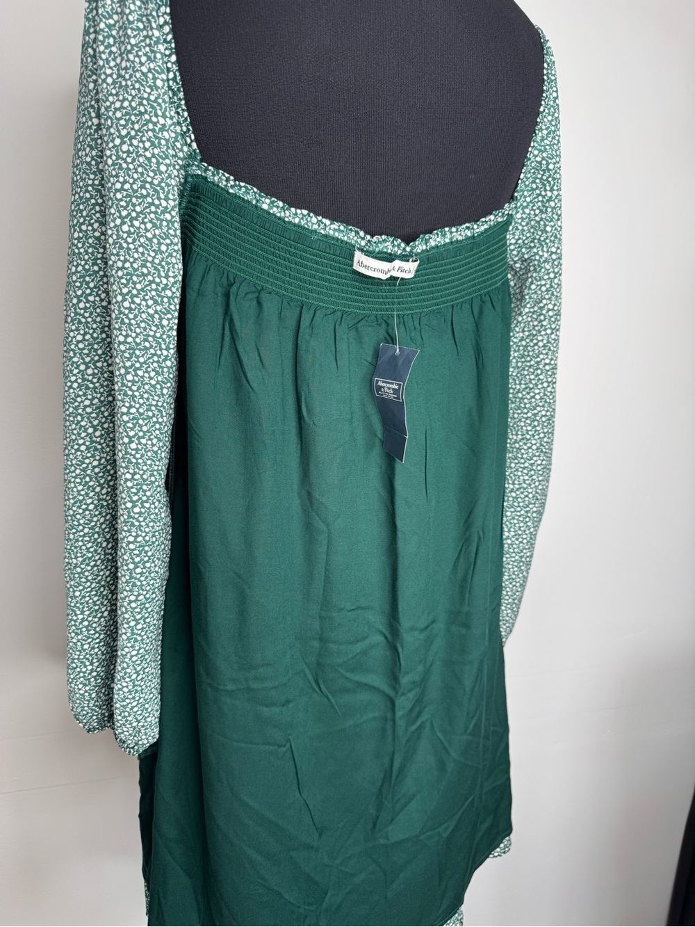 Abercrombie & Fitch Green Floral Long-Sleeve Smocked Dress. Size L - Picture 8 of 16
